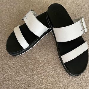 Sorel roaming buckle Sandals size 9